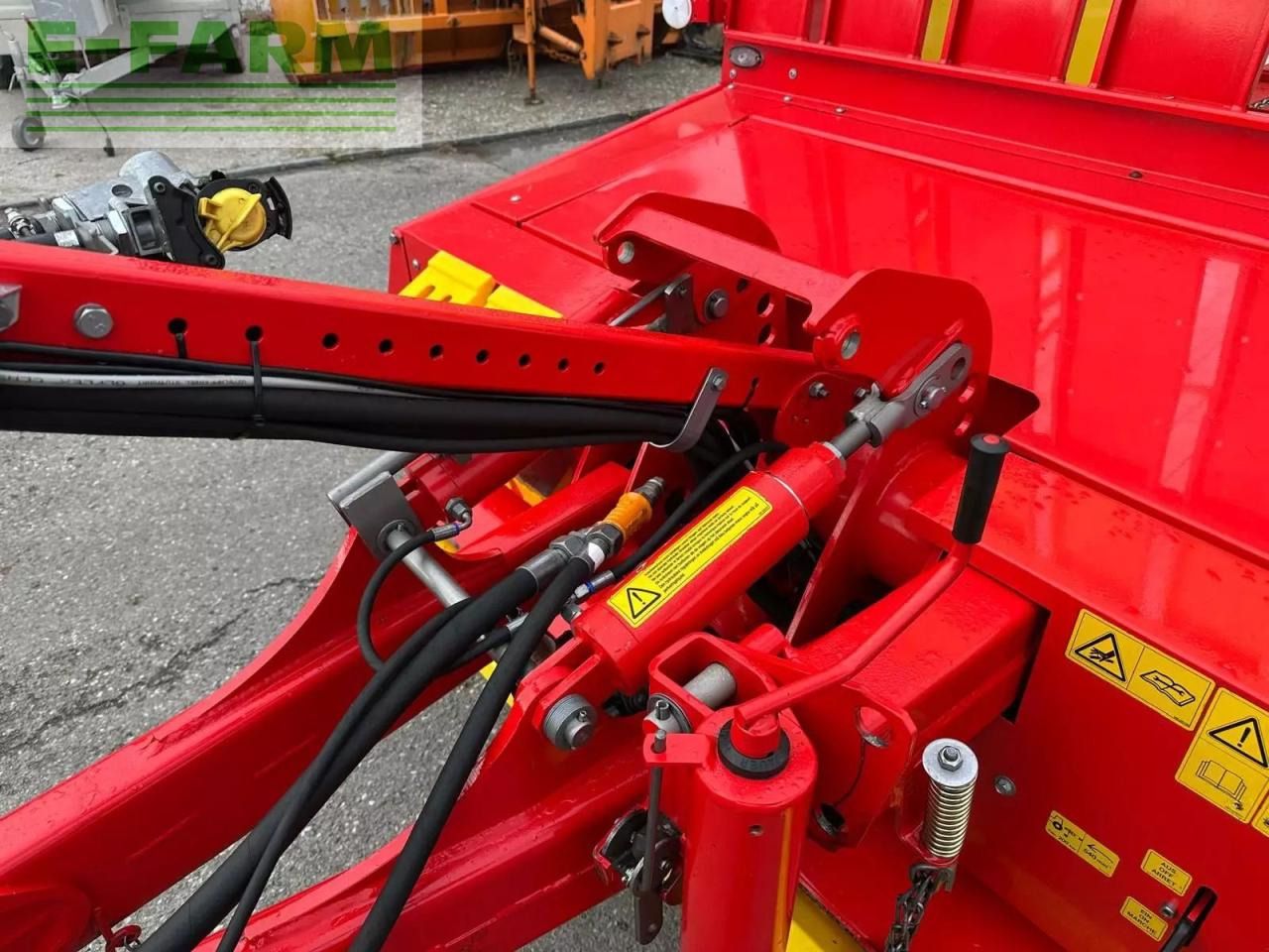Ladewagen Pöttinger euroboss 330 h — Photo 4